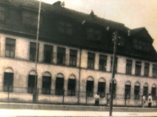 Zdjęcie budynku z okresu międzywojennego