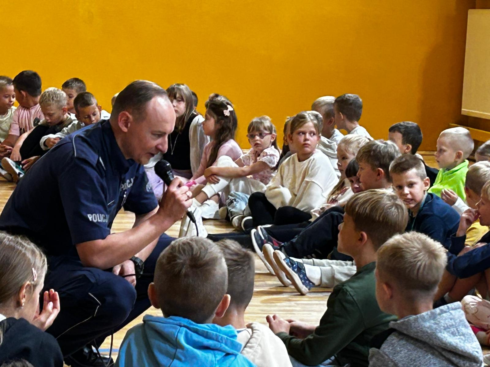 Spotkanie uczniów klas 0-3 z policjantami.