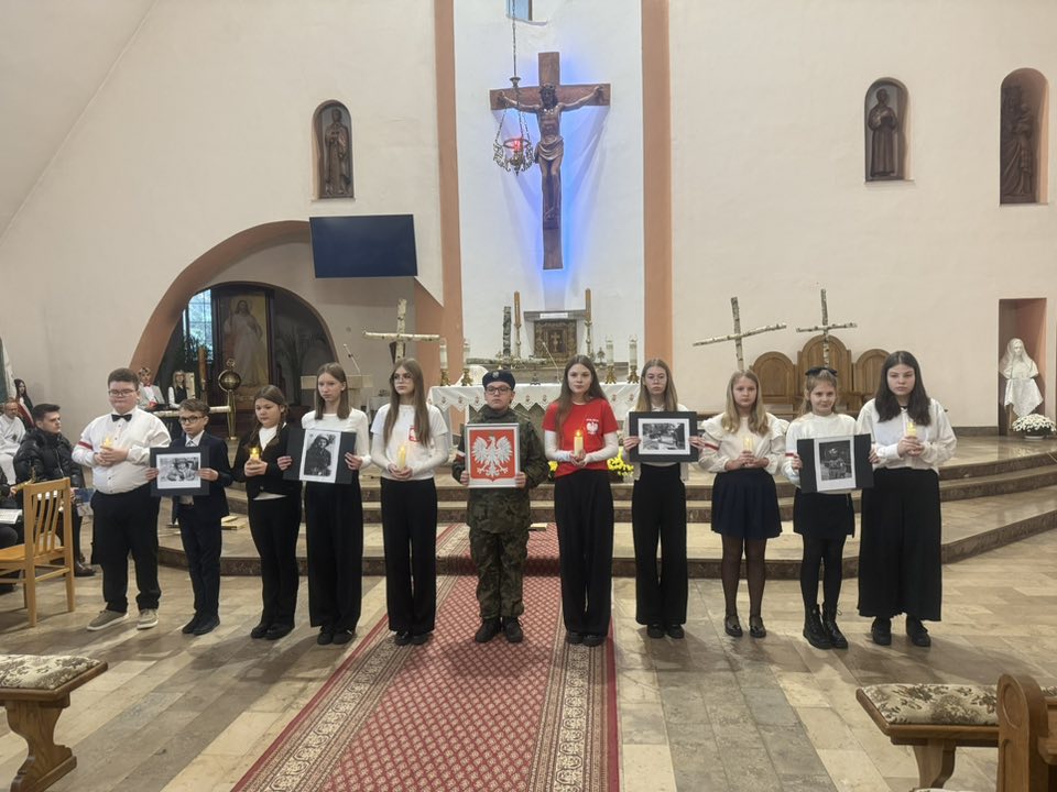 Patriotyczny występ w kościele parafialnym.