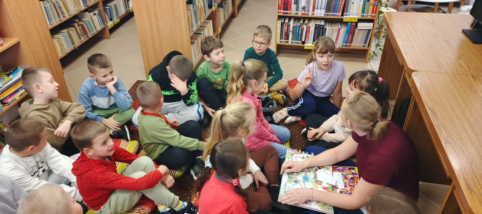 Ostatnia w roku podróż do Krainy Książek - klasa 1a w Bibliotece Gminnej