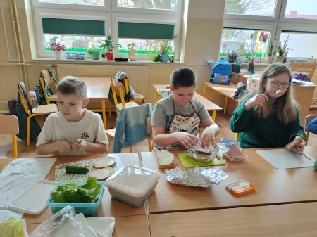 Zajęcia o zdrowym odżywianiu w klasach II