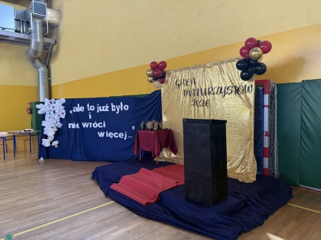 Uroczyste zakończenie roku dla klas czwartych liceum.