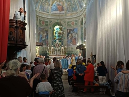 Rodzina to korzenie, które dają siłę, i skrzydła, które pozwalają wzrastać